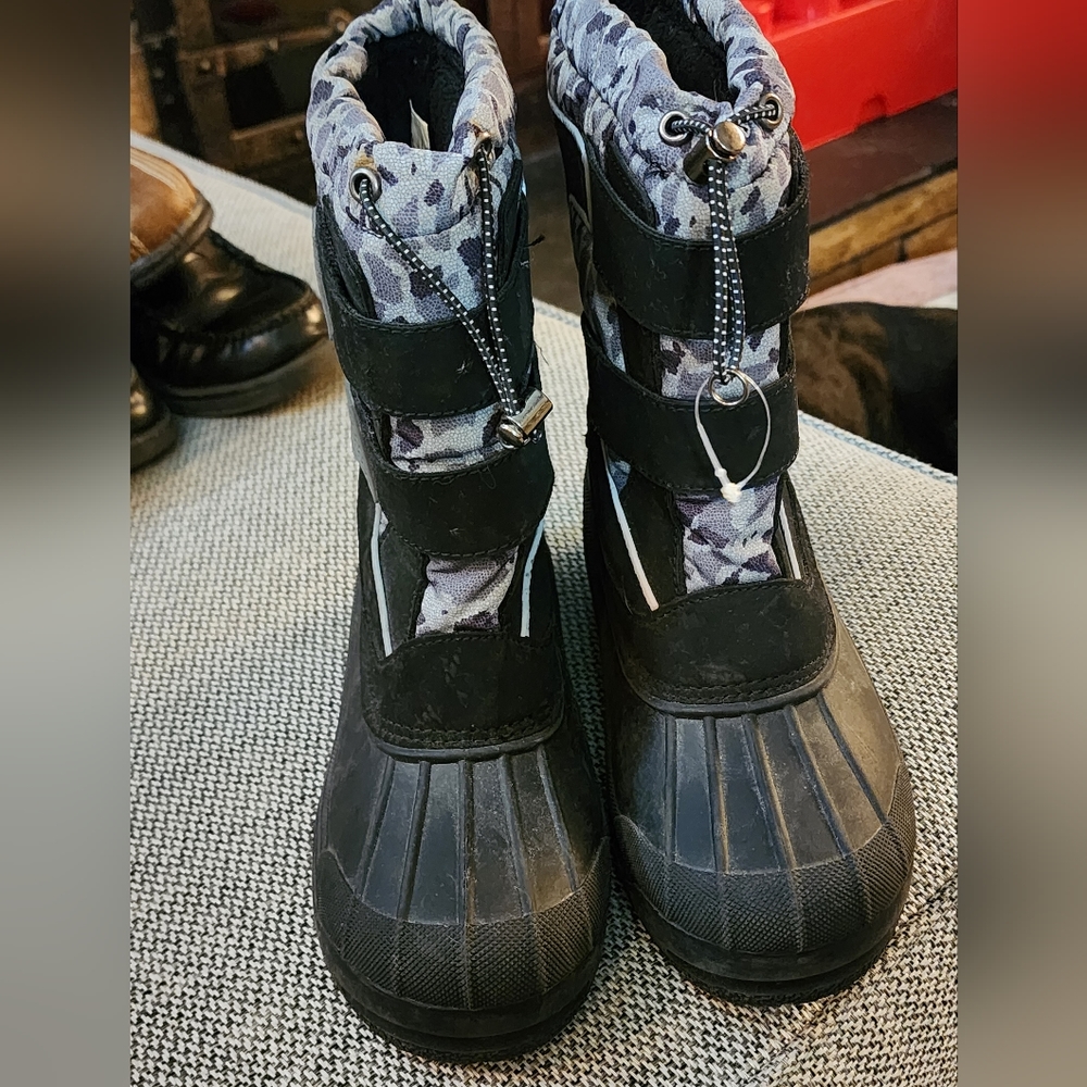 Lands End Boys snow boots Size 4Y(big boy) black and camo waterproof